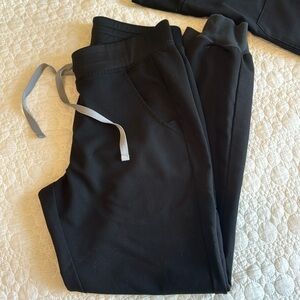 Figs scrubs XS slim Catarina top with small joggers color black USED